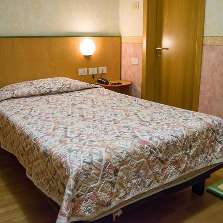 Hotel Baffo Rosso Alba Adriatica Buitenkant foto