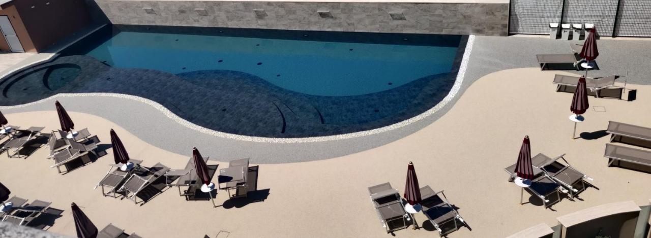 Hotel Baffo Rosso Alba Adriatica Buitenkant foto