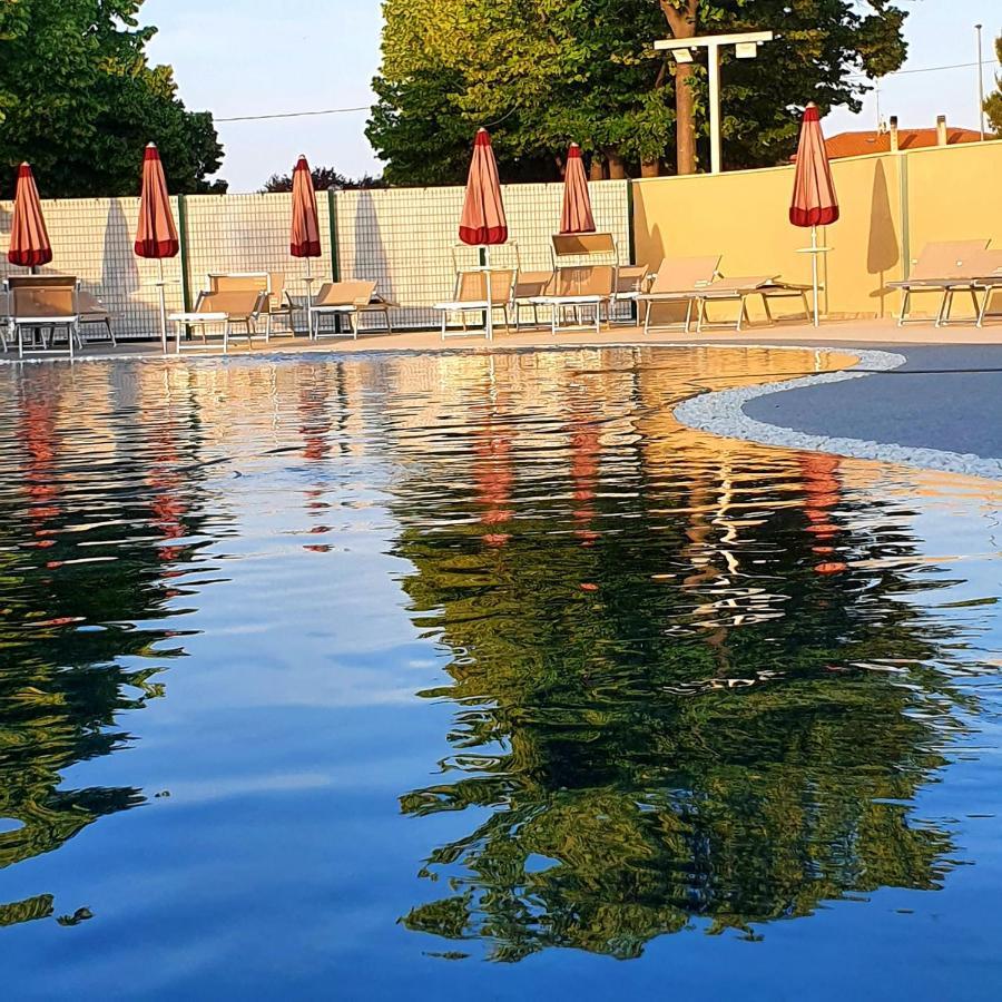 Hotel Baffo Rosso Alba Adriatica Buitenkant foto