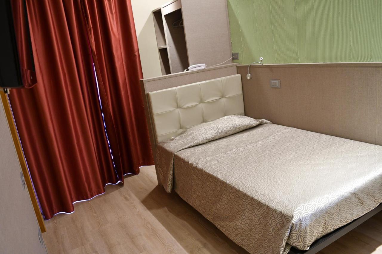 Hotel Baffo Rosso Alba Adriatica Buitenkant foto