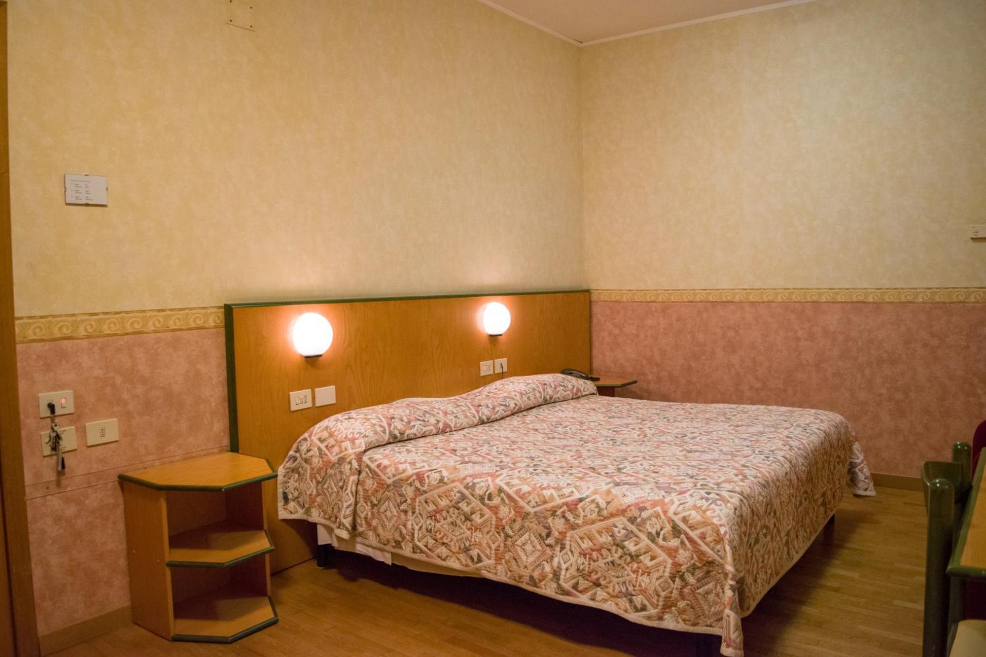Hotel Baffo Rosso Alba Adriatica Buitenkant foto