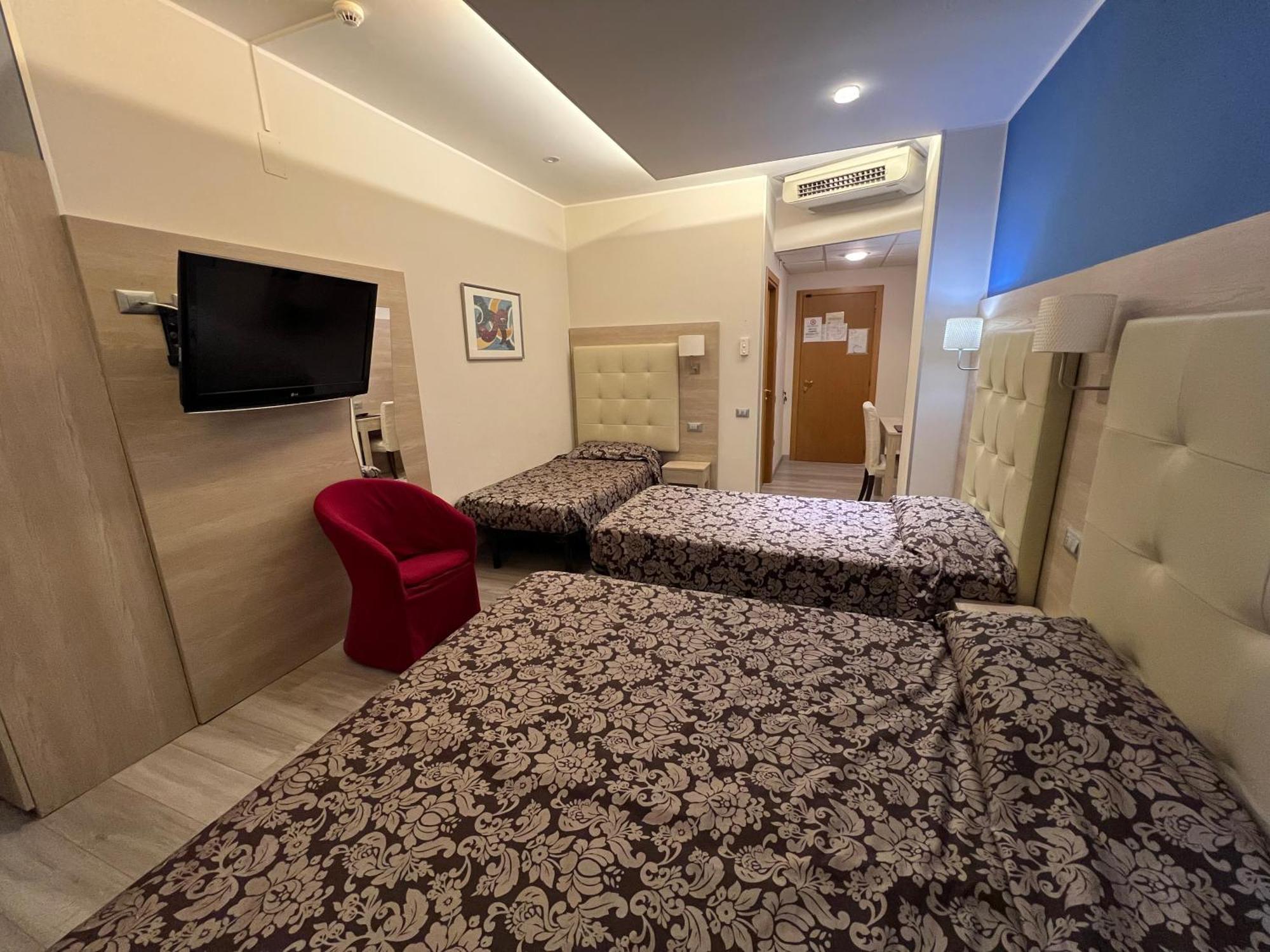 Hotel Baffo Rosso Alba Adriatica Buitenkant foto