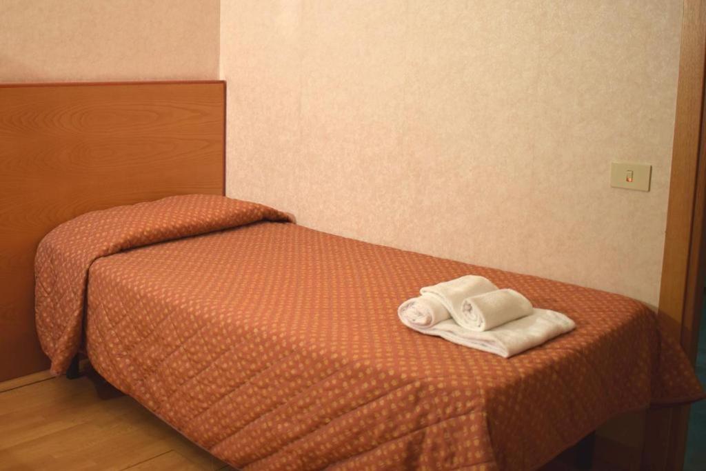 Hotel Baffo Rosso Alba Adriatica Buitenkant foto