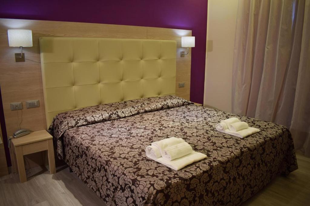 Hotel Baffo Rosso Alba Adriatica Buitenkant foto