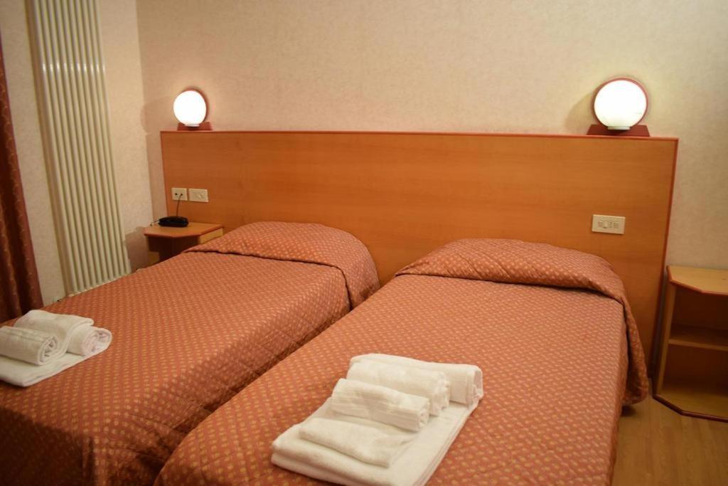 Hotel Baffo Rosso Alba Adriatica Buitenkant foto