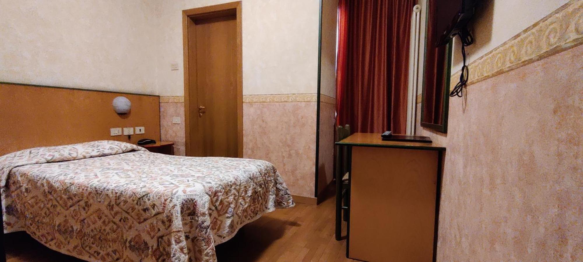 Hotel Baffo Rosso Alba Adriatica Buitenkant foto