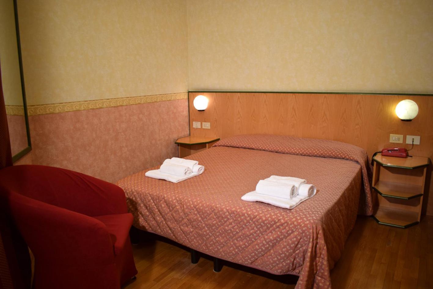 Hotel Baffo Rosso Alba Adriatica Buitenkant foto