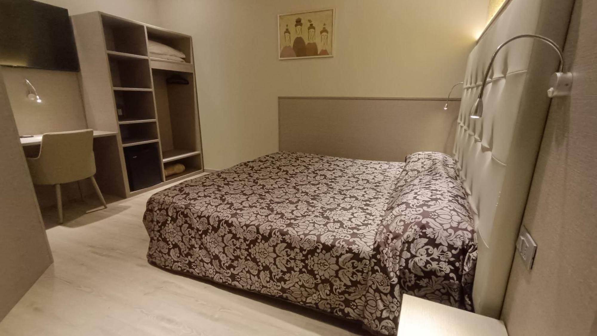 Hotel Baffo Rosso Alba Adriatica Buitenkant foto