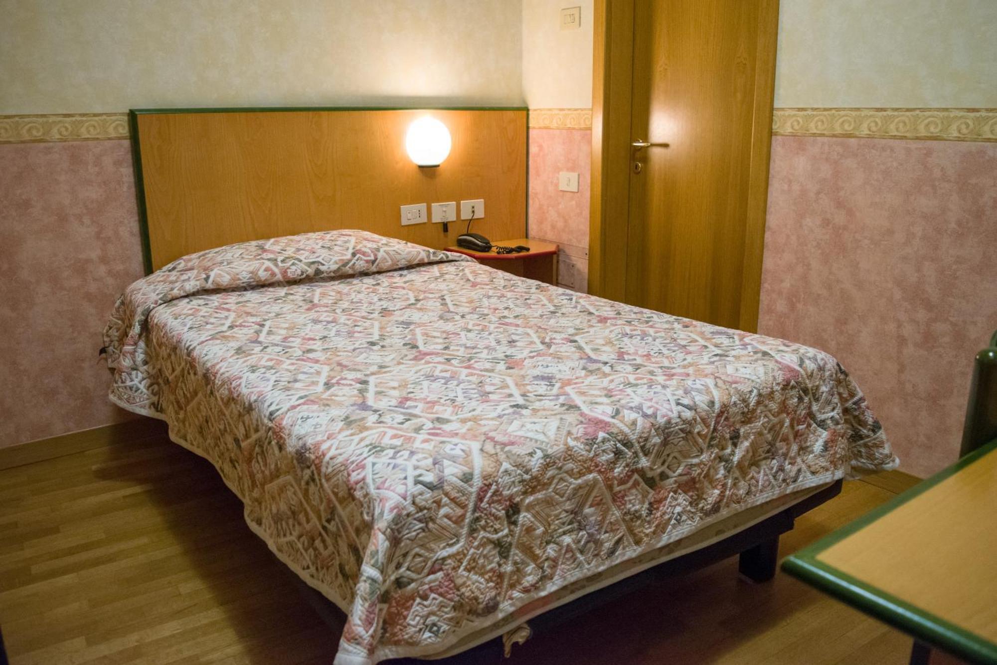 Hotel Baffo Rosso Alba Adriatica Buitenkant foto