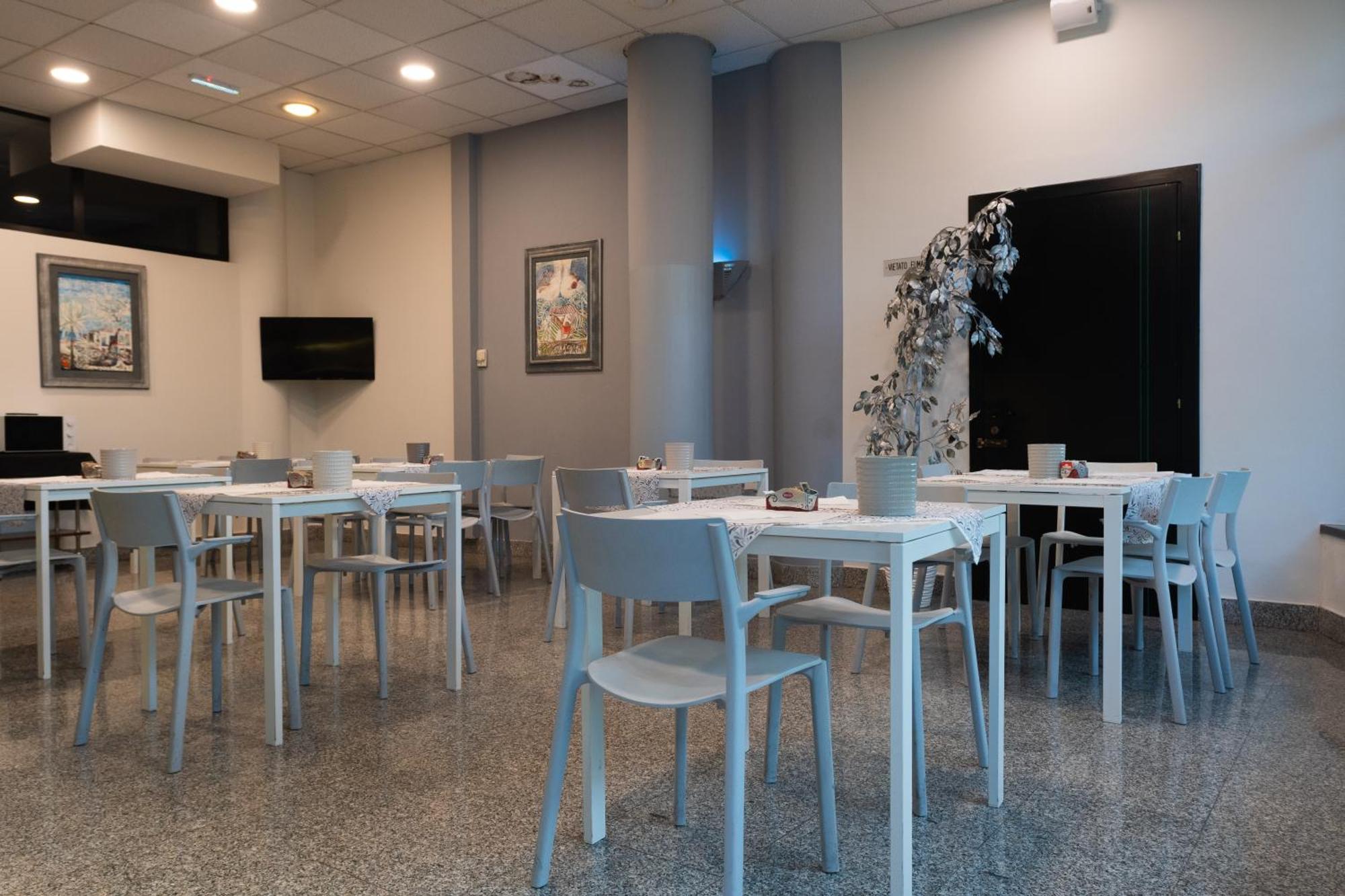 Hotel Baffo Rosso Alba Adriatica Buitenkant foto