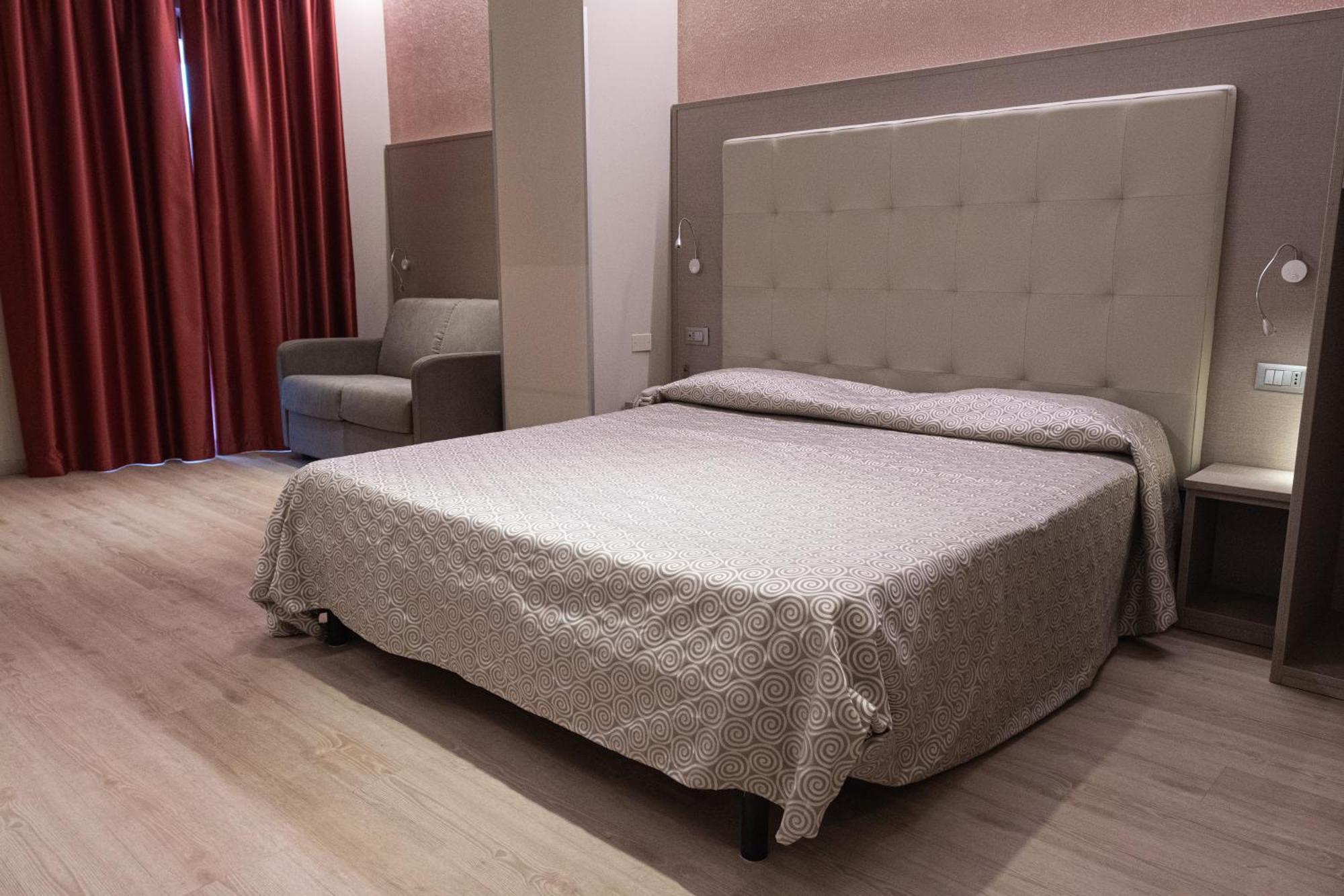 Hotel Baffo Rosso Alba Adriatica Buitenkant foto