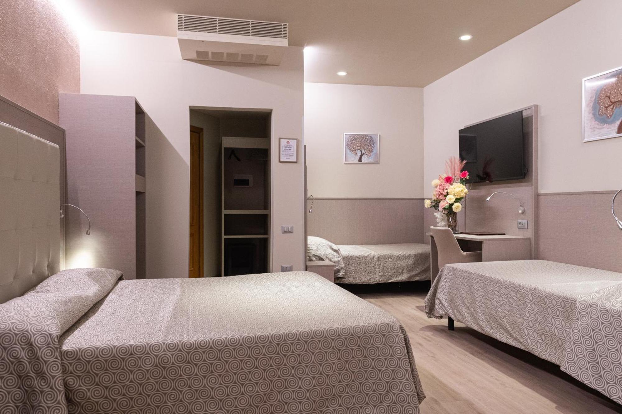 Hotel Baffo Rosso Alba Adriatica Buitenkant foto
