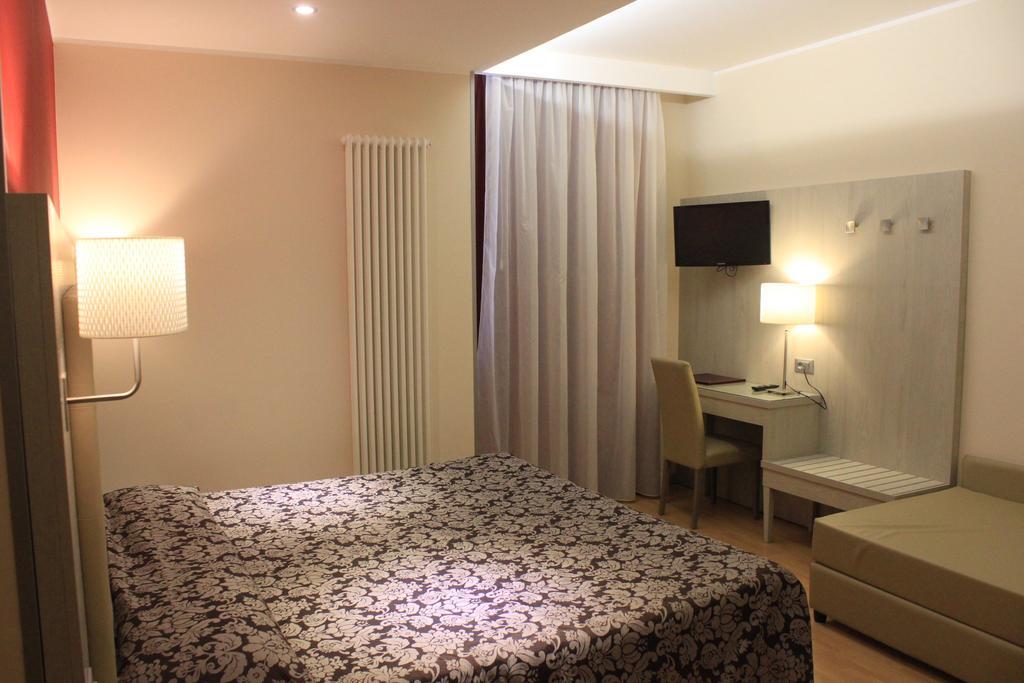 Hotel Baffo Rosso Alba Adriatica Buitenkant foto