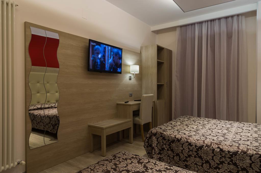 Hotel Baffo Rosso Alba Adriatica Buitenkant foto