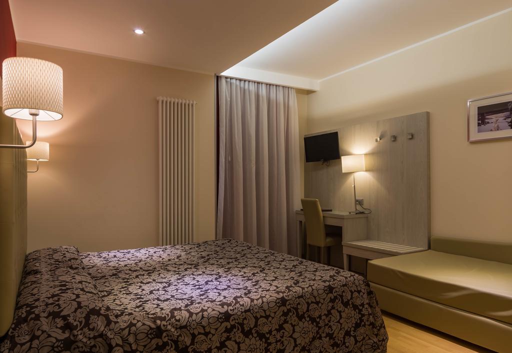 Hotel Baffo Rosso Alba Adriatica Buitenkant foto