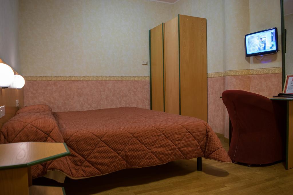 Hotel Baffo Rosso Alba Adriatica Buitenkant foto