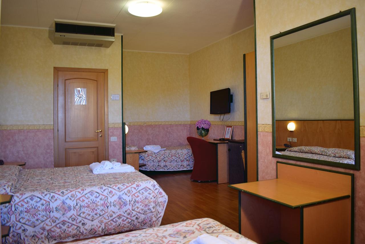 Hotel Baffo Rosso Alba Adriatica Buitenkant foto