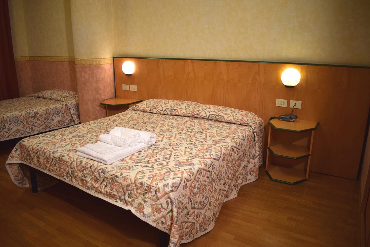 Hotel Baffo Rosso Alba Adriatica Buitenkant foto