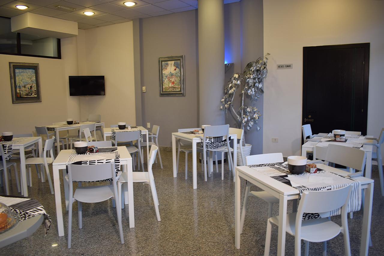 Hotel Baffo Rosso Alba Adriatica Buitenkant foto