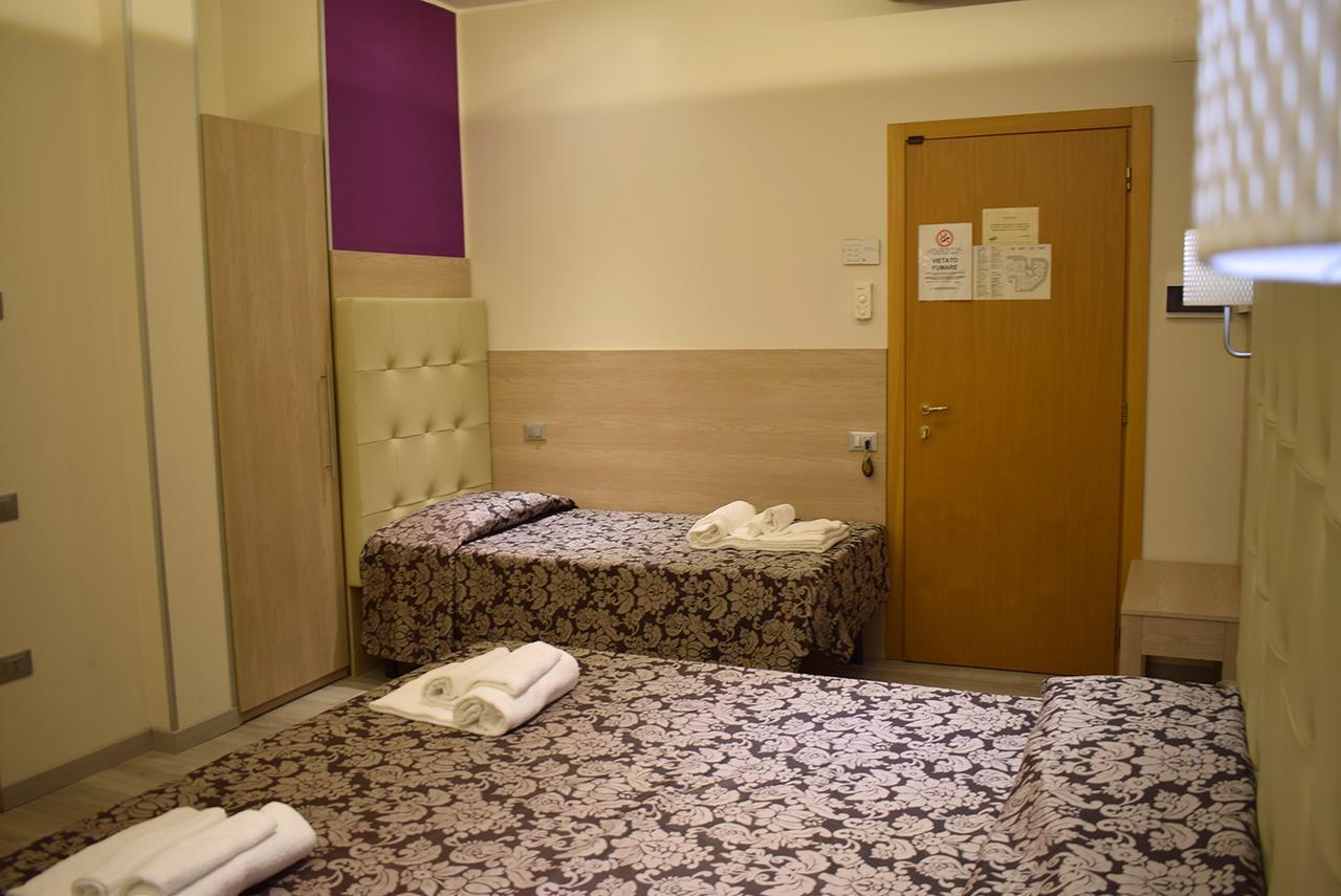 Hotel Baffo Rosso Alba Adriatica Buitenkant foto