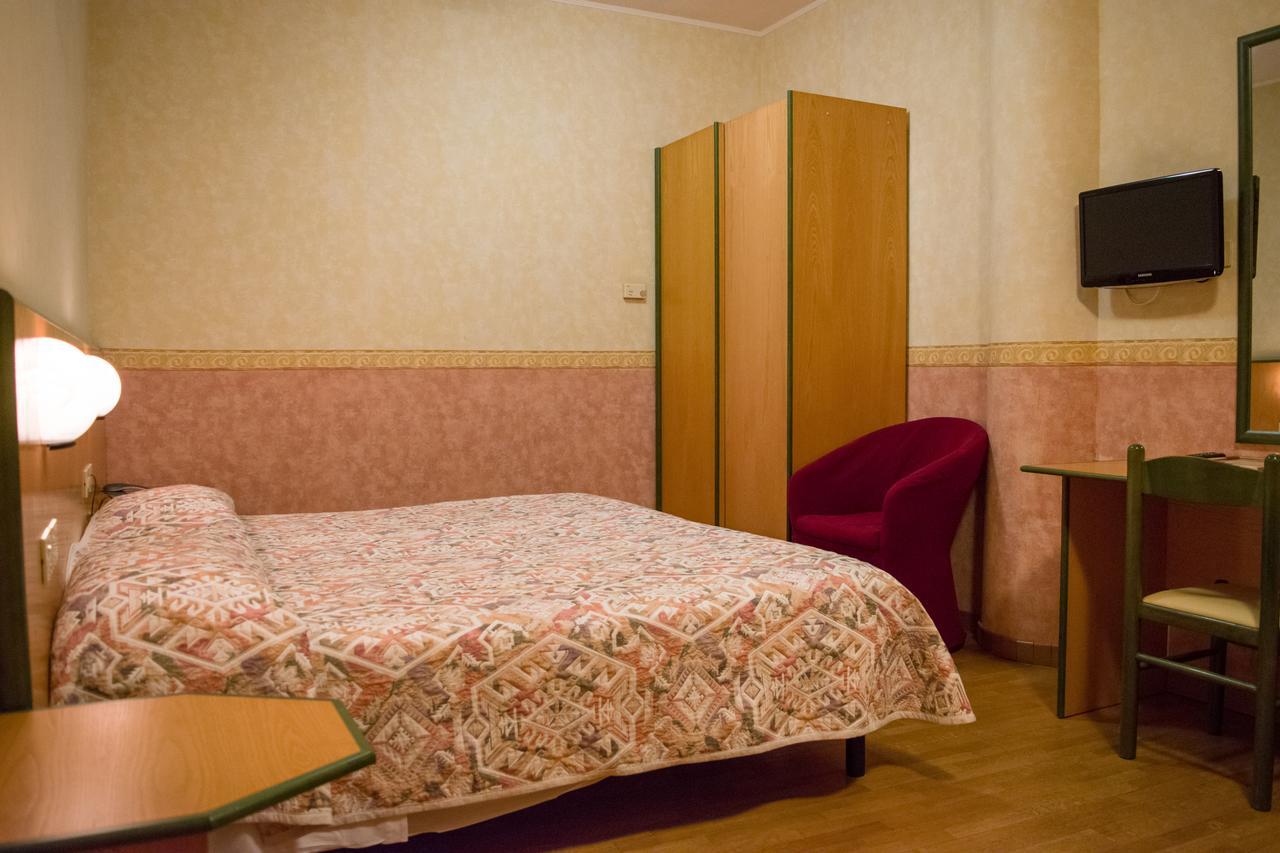 Hotel Baffo Rosso Alba Adriatica Buitenkant foto